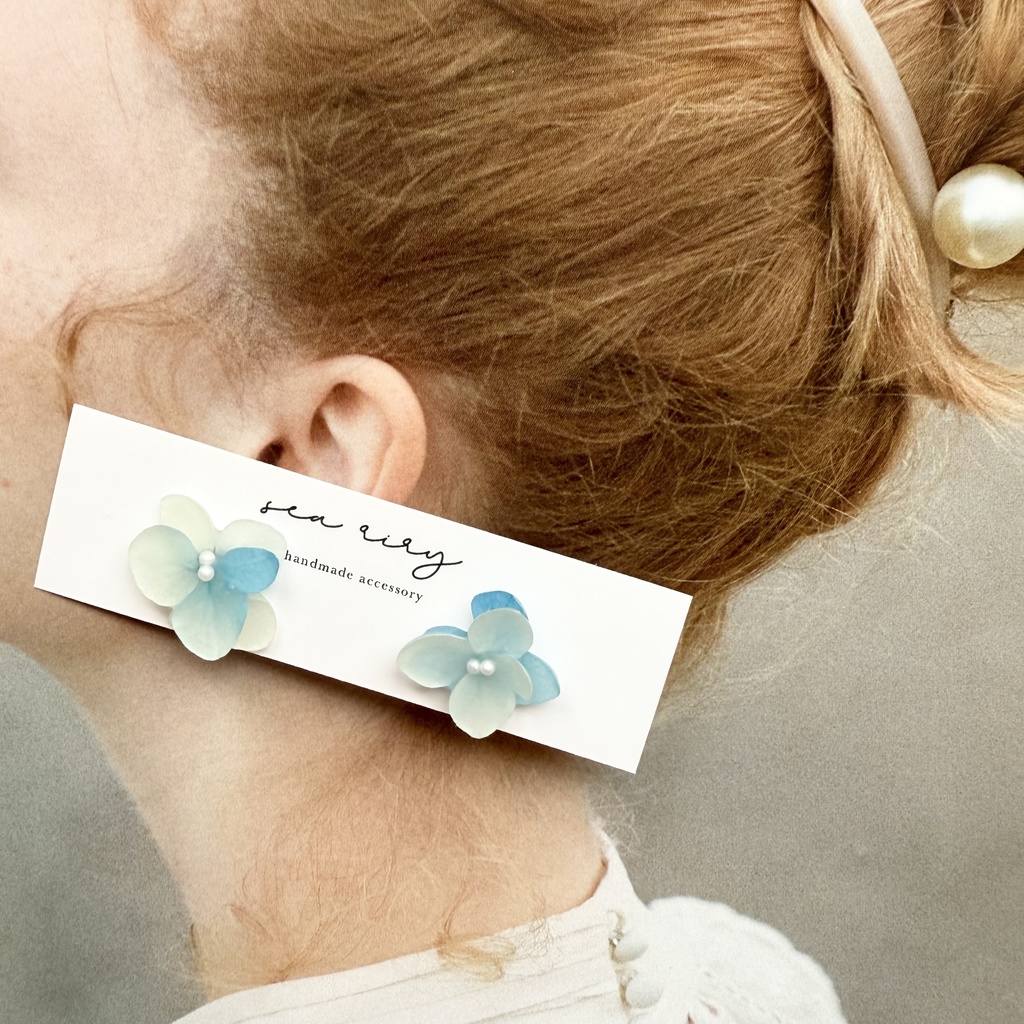 no.173 ちいさなお花のピアス マット加工 すりガラス 本物のお花 アナベル 紫陽花 ブルーグラデ パール ステンレス ピアス