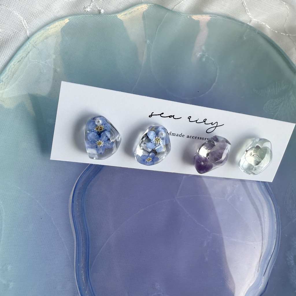 no.176  勿忘草と天然石の鉱石ピアス  忘れな草  パール  天然石  レインボーフローライト  鉱石  レジンピアス  ステンレス  ピアス