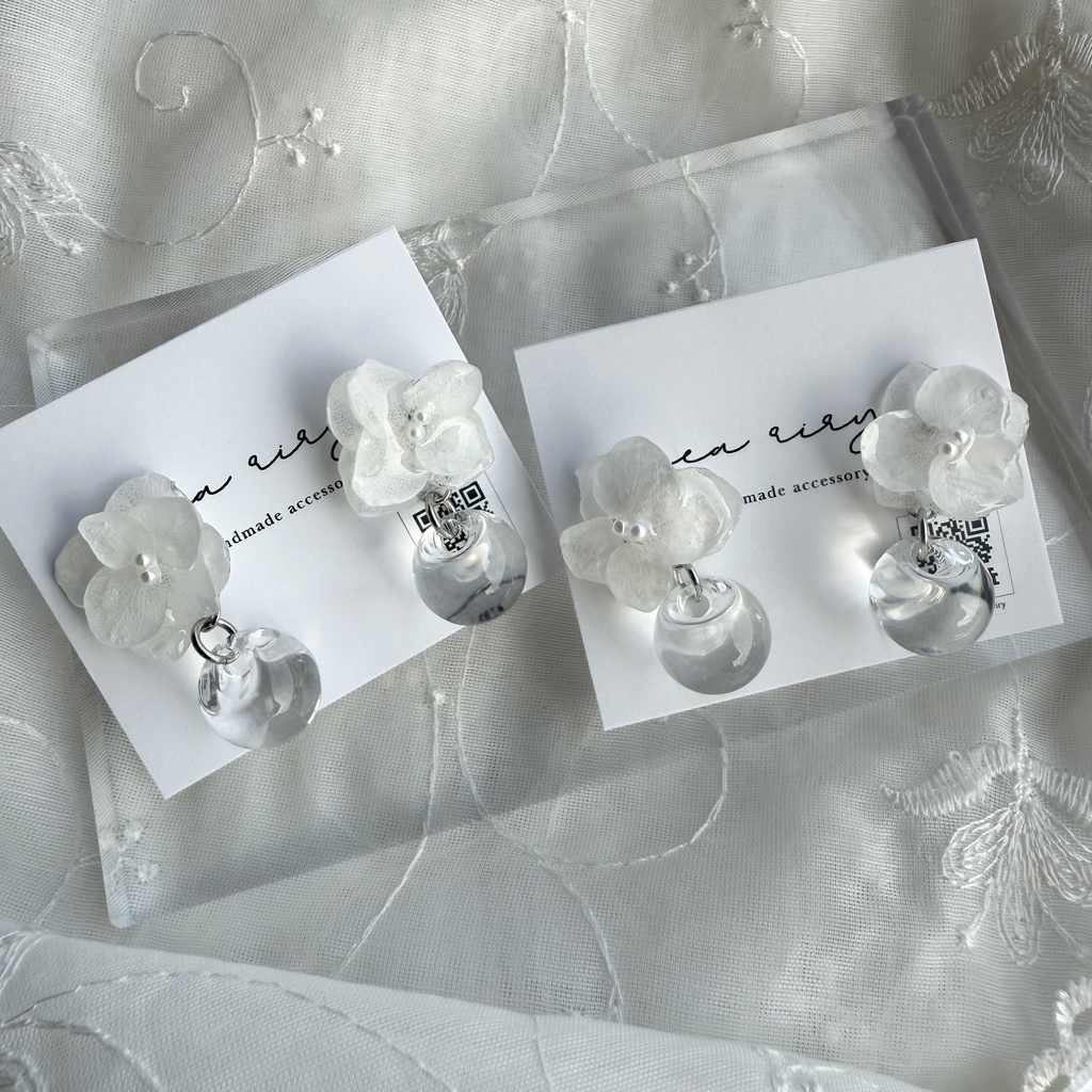 no.177 紫陽花と鈴丸ビーズのゆらゆらピアス 本物のお花 アジサイ ホワイトアナベル パール クリア ステンレス ピアス