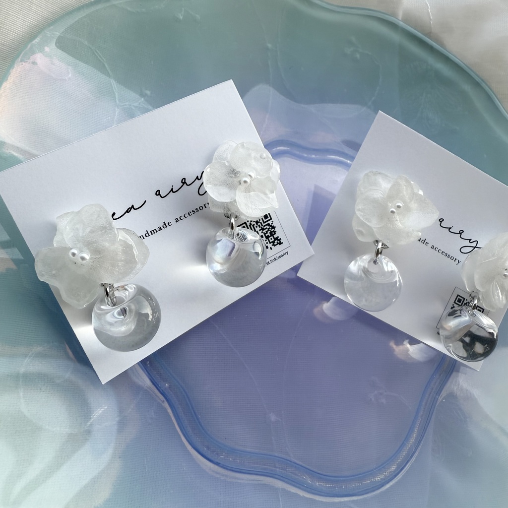 no.177 紫陽花と鈴丸ビーズのゆらゆらピアス 本物のお花 アジサイ ホワイトアナベル パール クリア ステンレス ピアス