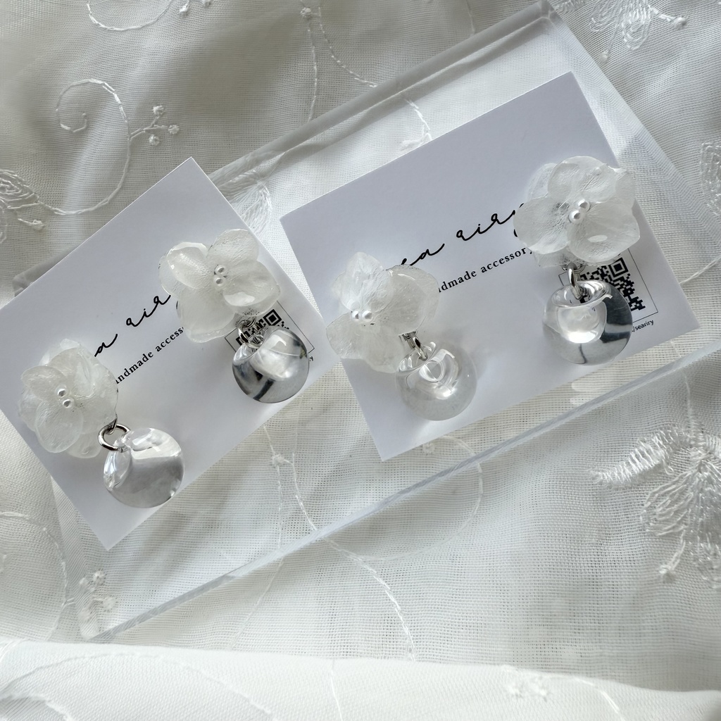 no.177 紫陽花と鈴丸ビーズのゆらゆらピアス 本物のお花 アジサイ ホワイトアナベル パール クリア ステンレス ピアス