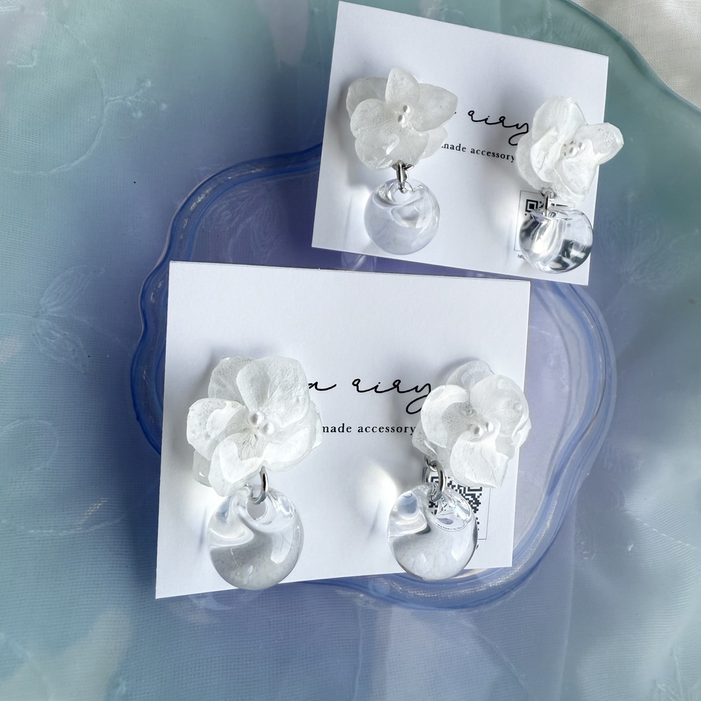 no.177 紫陽花と鈴丸ビーズのゆらゆらピアス 本物のお花 アジサイ ホワイトアナベル パール クリア ステンレス ピアス