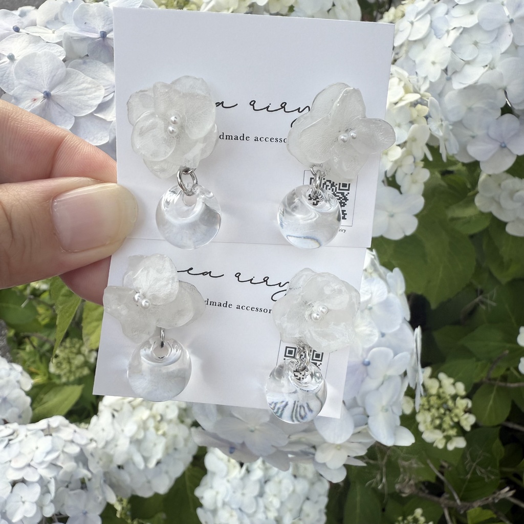 no.177 紫陽花と鈴丸ビーズのゆらゆらピアス 本物のお花 アジサイ ホワイトアナベル パール クリア ステンレス ピアス