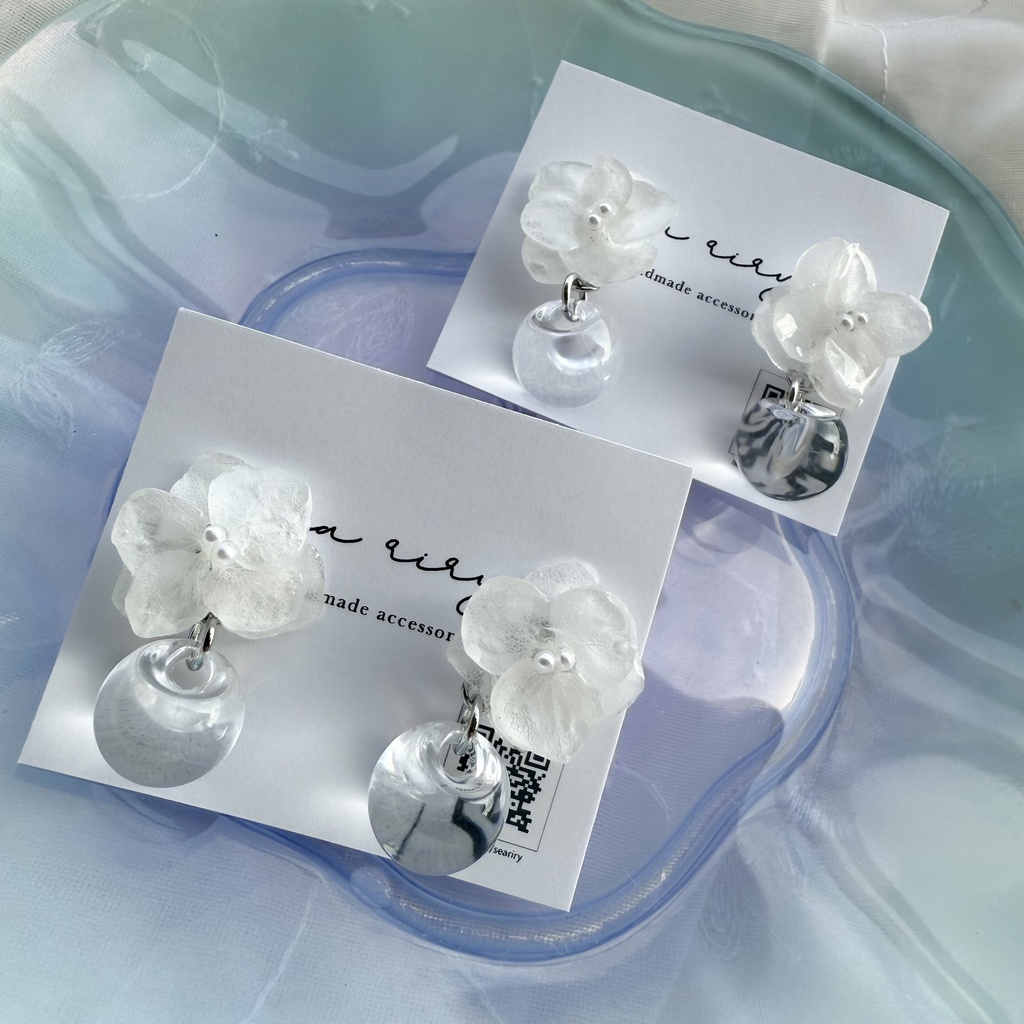 no.177 紫陽花と鈴丸ビーズのゆらゆらピアス 本物のお花 アジサイ ホワイトアナベル パール クリア ステンレス ピアス