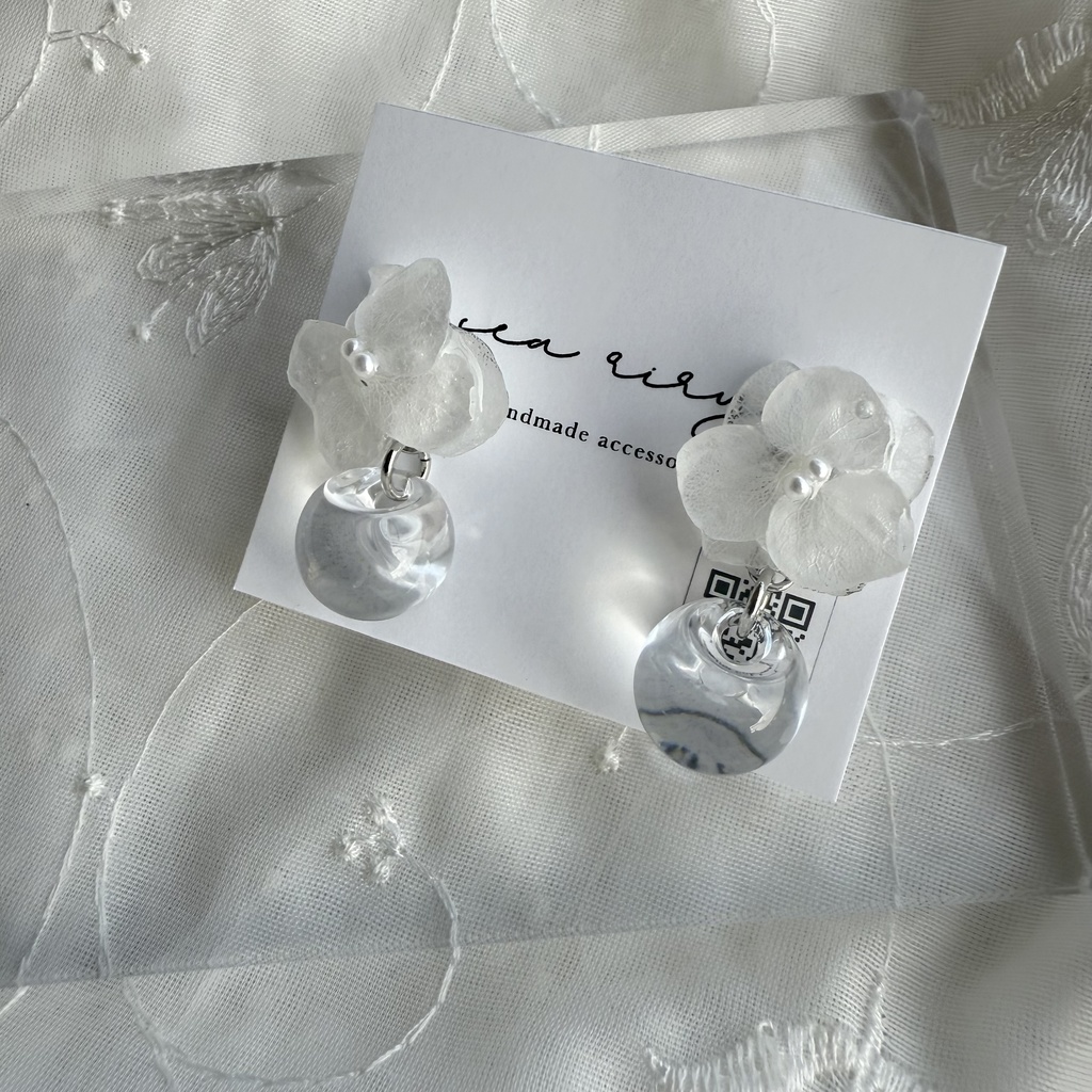 no.177 紫陽花と鈴丸ビーズのゆらゆらピアス 本物のお花 アジサイ ホワイトアナベル パール クリア ステンレス ピアス