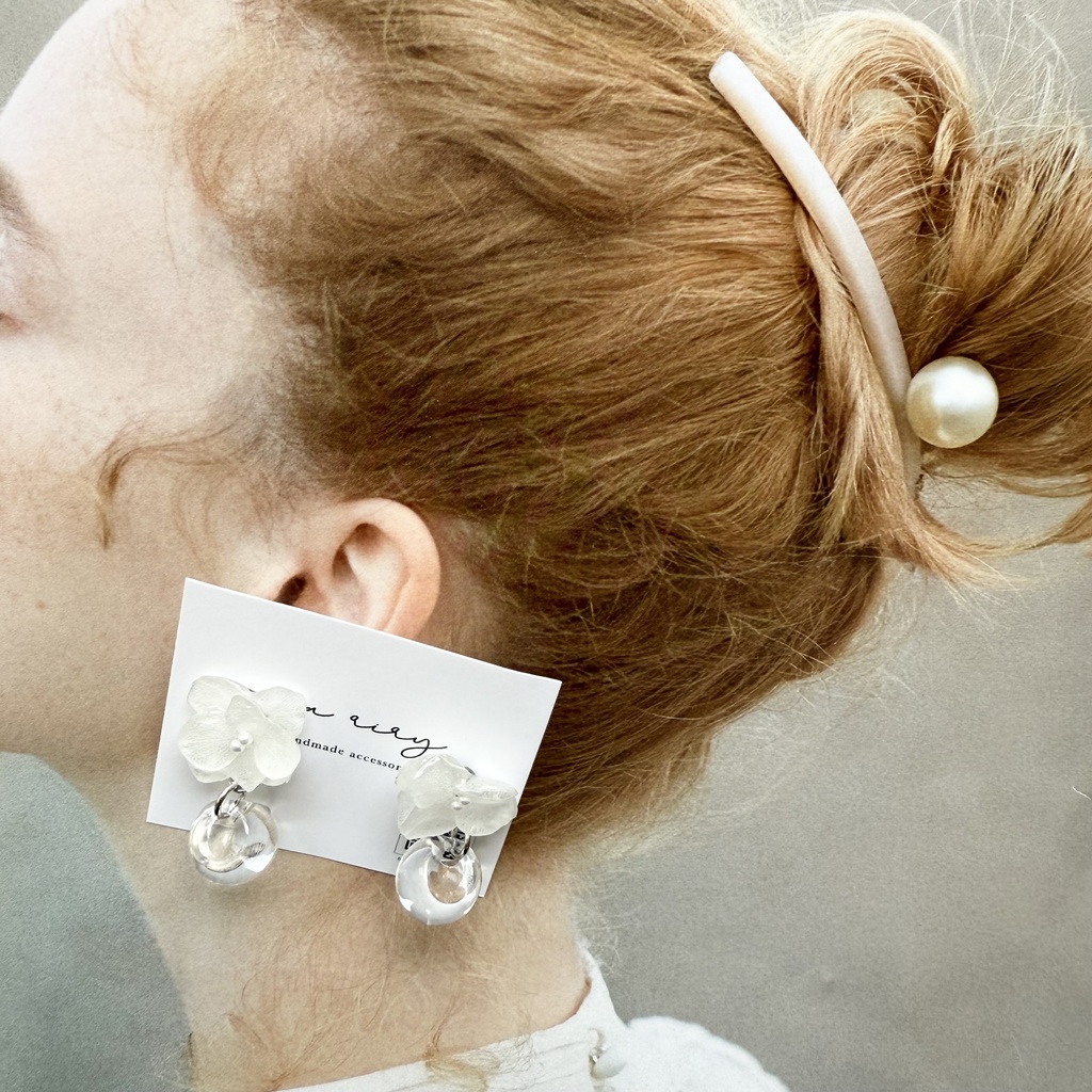 no.177 紫陽花と鈴丸ビーズのゆらゆらピアス 本物のお花 アジサイ ホワイトアナベル パール クリア ステンレス ピアス