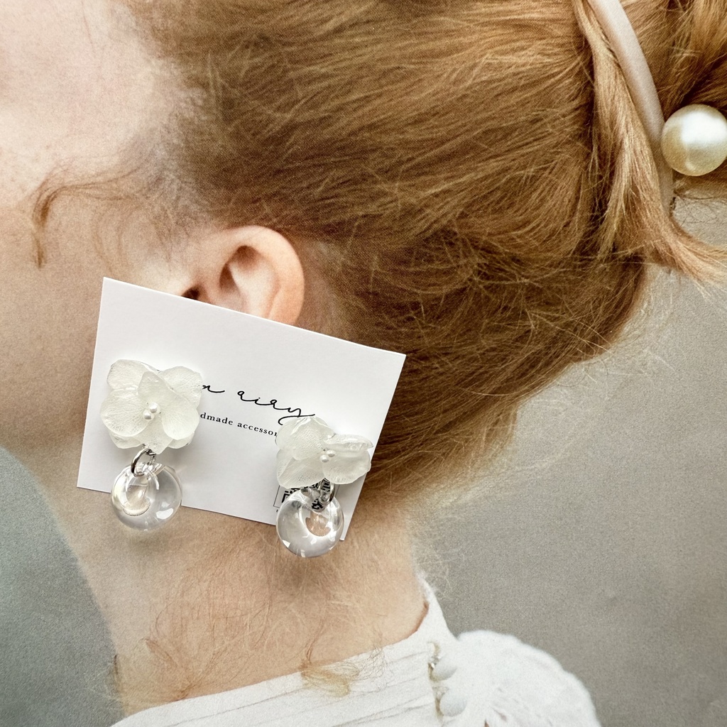 no.177 紫陽花と鈴丸ビーズのゆらゆらピアス 本物のお花 アジサイ ホワイトアナベル パール クリア ステンレス ピアス