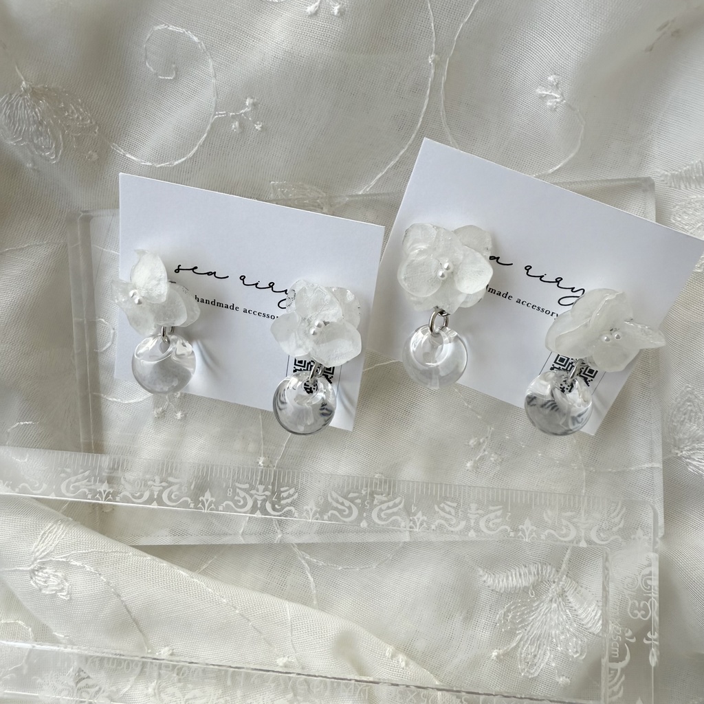 no.177 紫陽花と鈴丸ビーズのゆらゆらピアス 本物のお花 アジサイ ホワイトアナベル パール クリア ステンレス ピアス