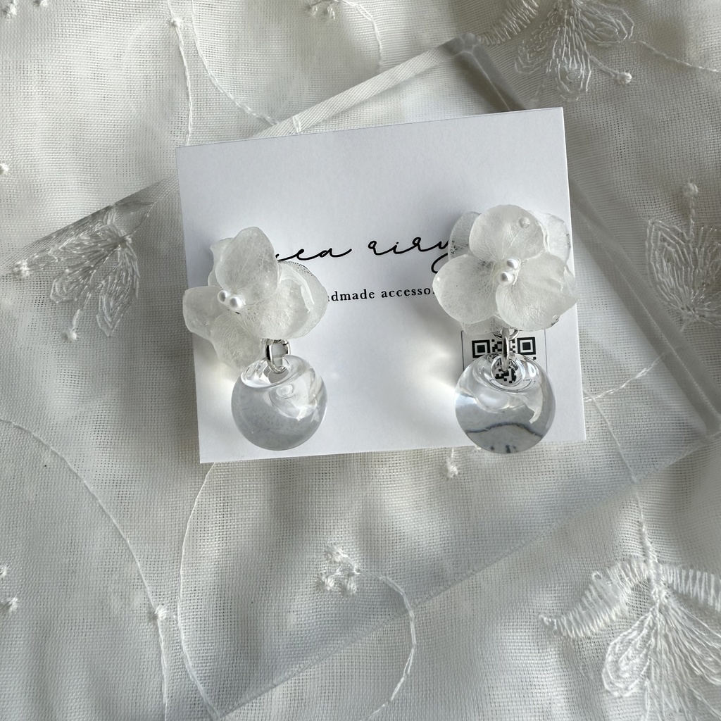 no.177 紫陽花と鈴丸ビーズのゆらゆらピアス 本物のお花 アジサイ ホワイトアナベル パール クリア ステンレス ピアス