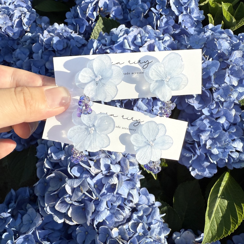 no.184 ベビーブルーの紫陽花の雨粒ピアス あじさい 本物のお花 雨粒 チェコビーズ ステンレス ピアス