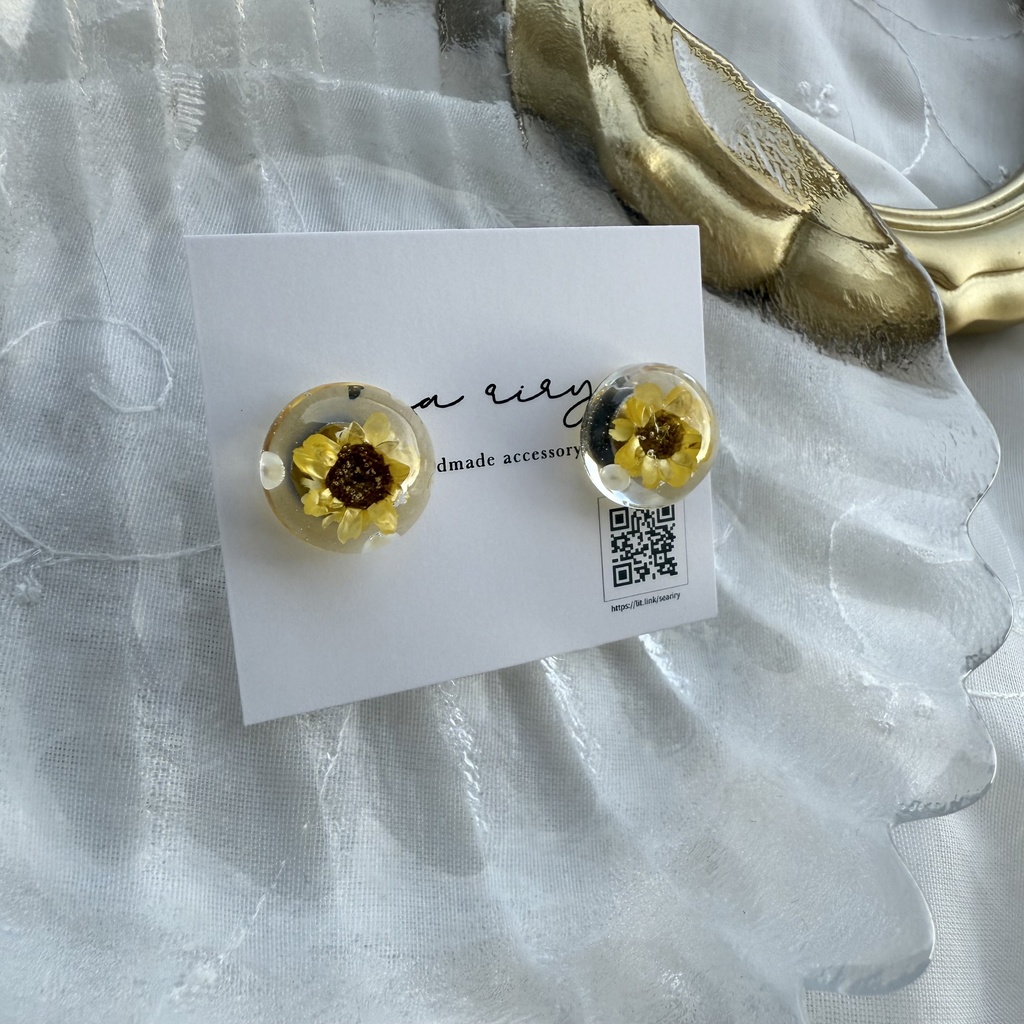 no.205 ちいさな向日葵のドームピアス ひまわり スターフラワー ドライフラワー パール ドーム ステンレス ピアス