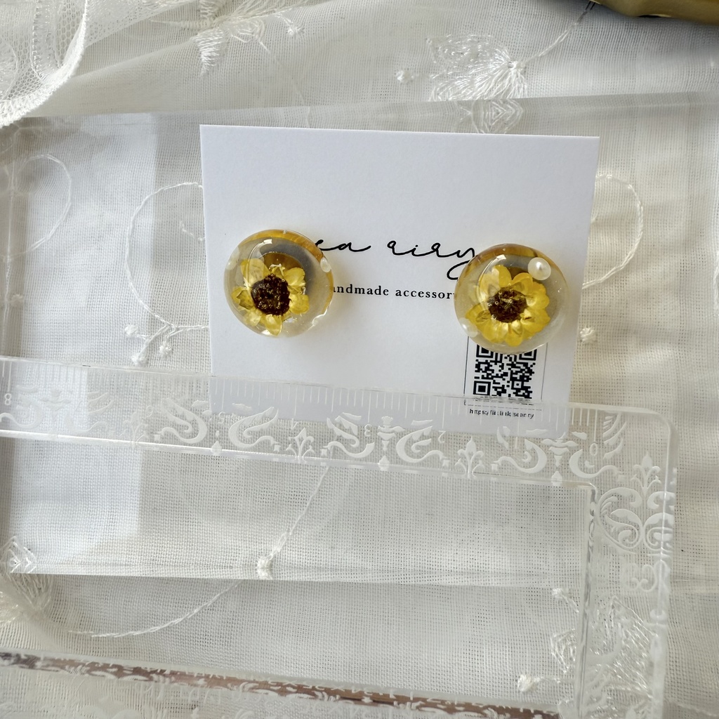 no.205 ちいさな向日葵のドームピアス ひまわり スターフラワー ドライフラワー パール ドーム ステンレス ピアス