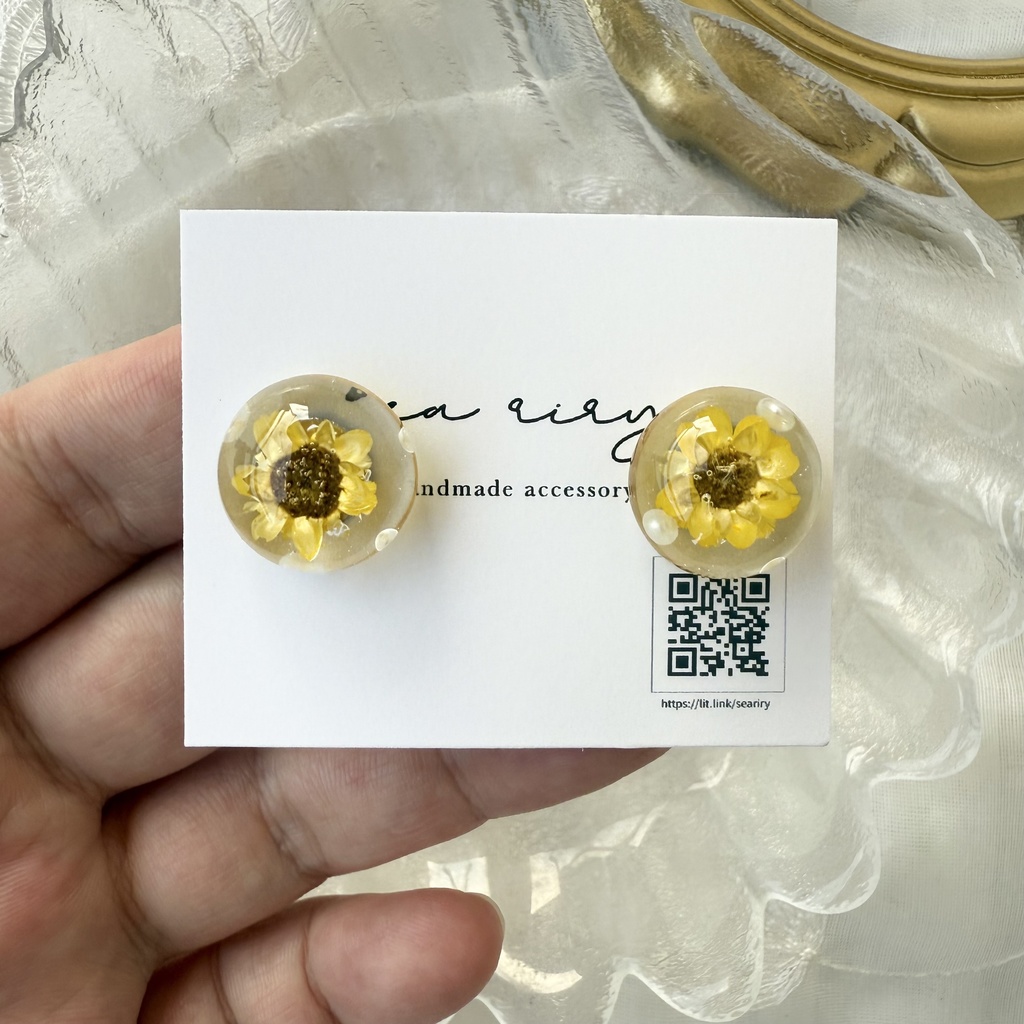 no.205 ちいさな向日葵のドームピアス ひまわり スターフラワー ドライフラワー パール ドーム ステンレス ピアス
