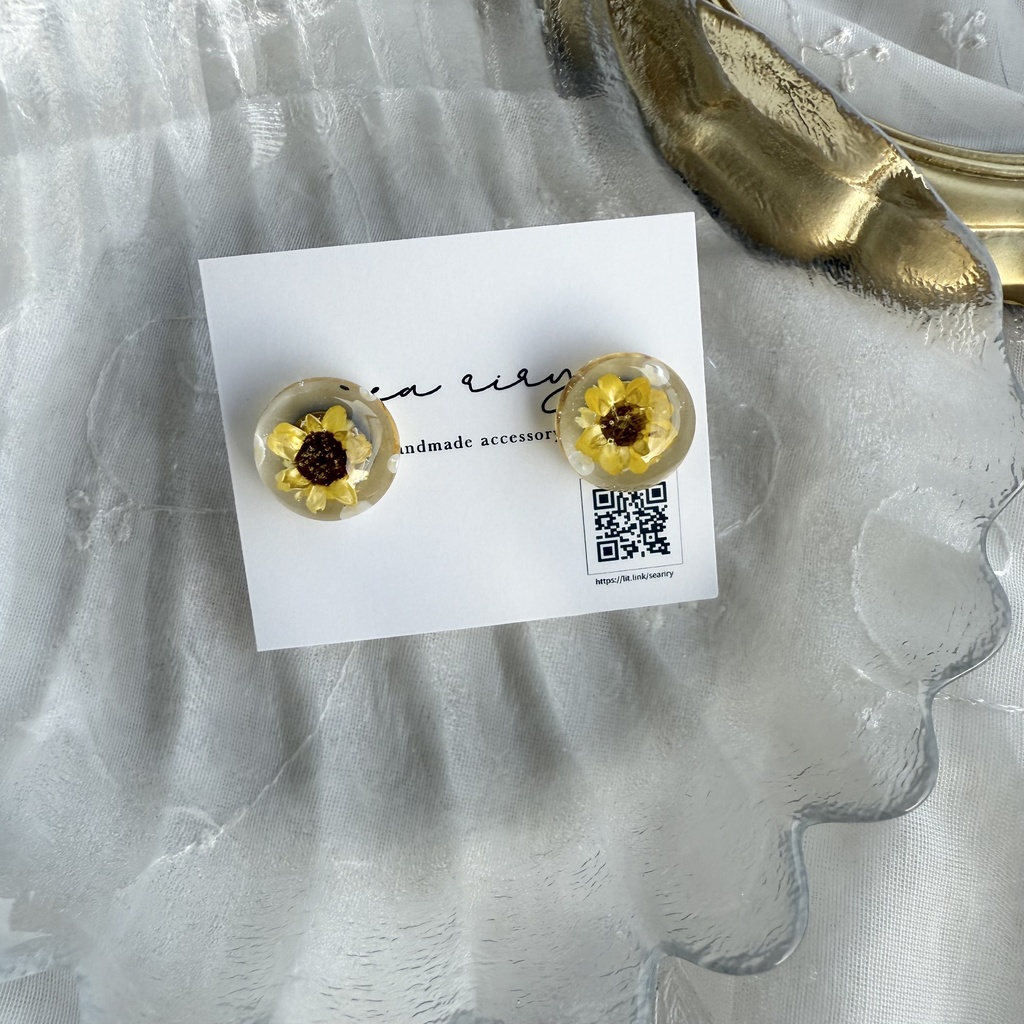 no.205 ちいさな向日葵のドームピアス ひまわり スターフラワー ドライフラワー パール ドーム ステンレス ピアス