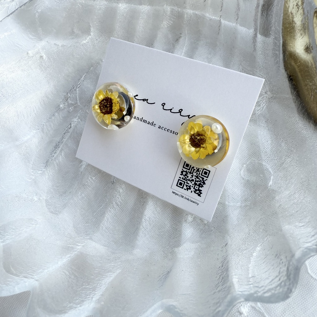 no.205 ちいさな向日葵のドームピアス ひまわり スターフラワー ドライフラワー パール ドーム ステンレス ピアス
