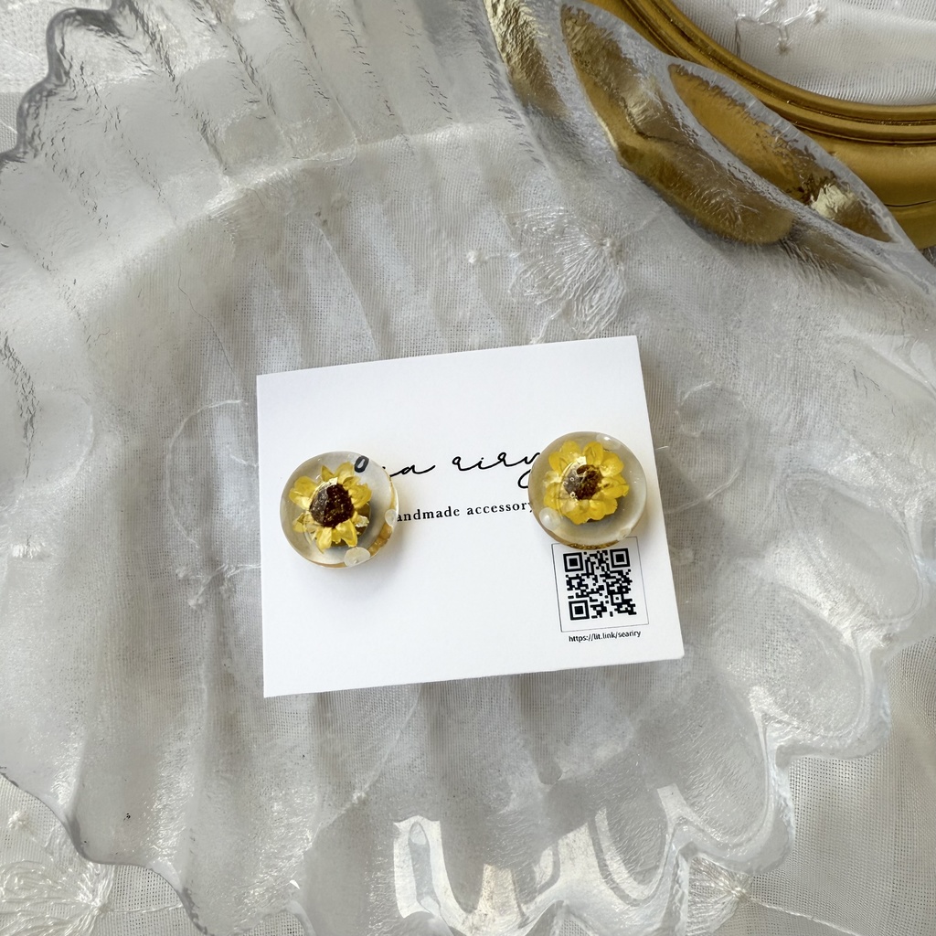 no.205 ちいさな向日葵のドームピアス ひまわり スターフラワー ドライフラワー パール ドーム ステンレス ピアス