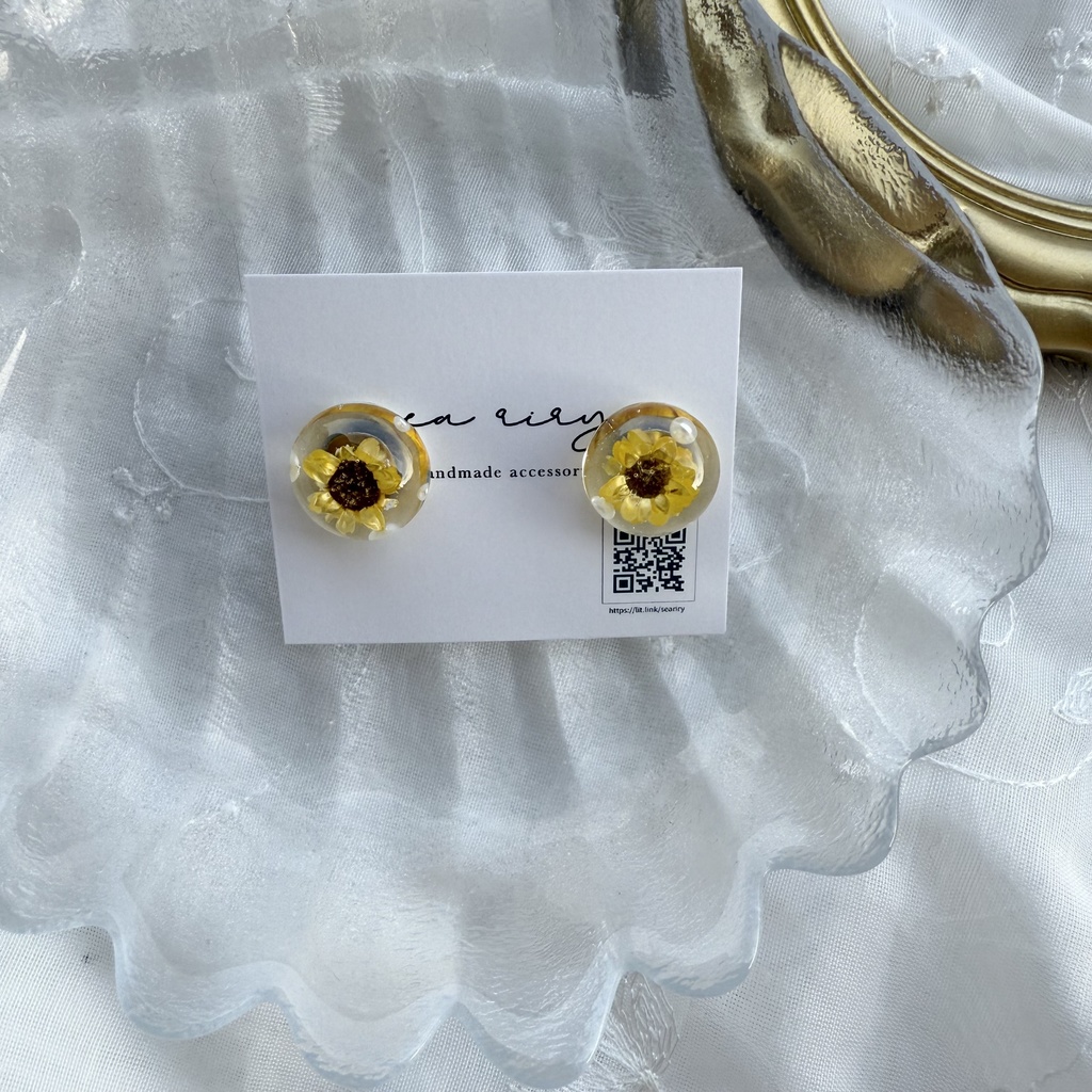 no.205 ちいさな向日葵のドームピアス ひまわり スターフラワー ドライフラワー パール ドーム ステンレス ピアス