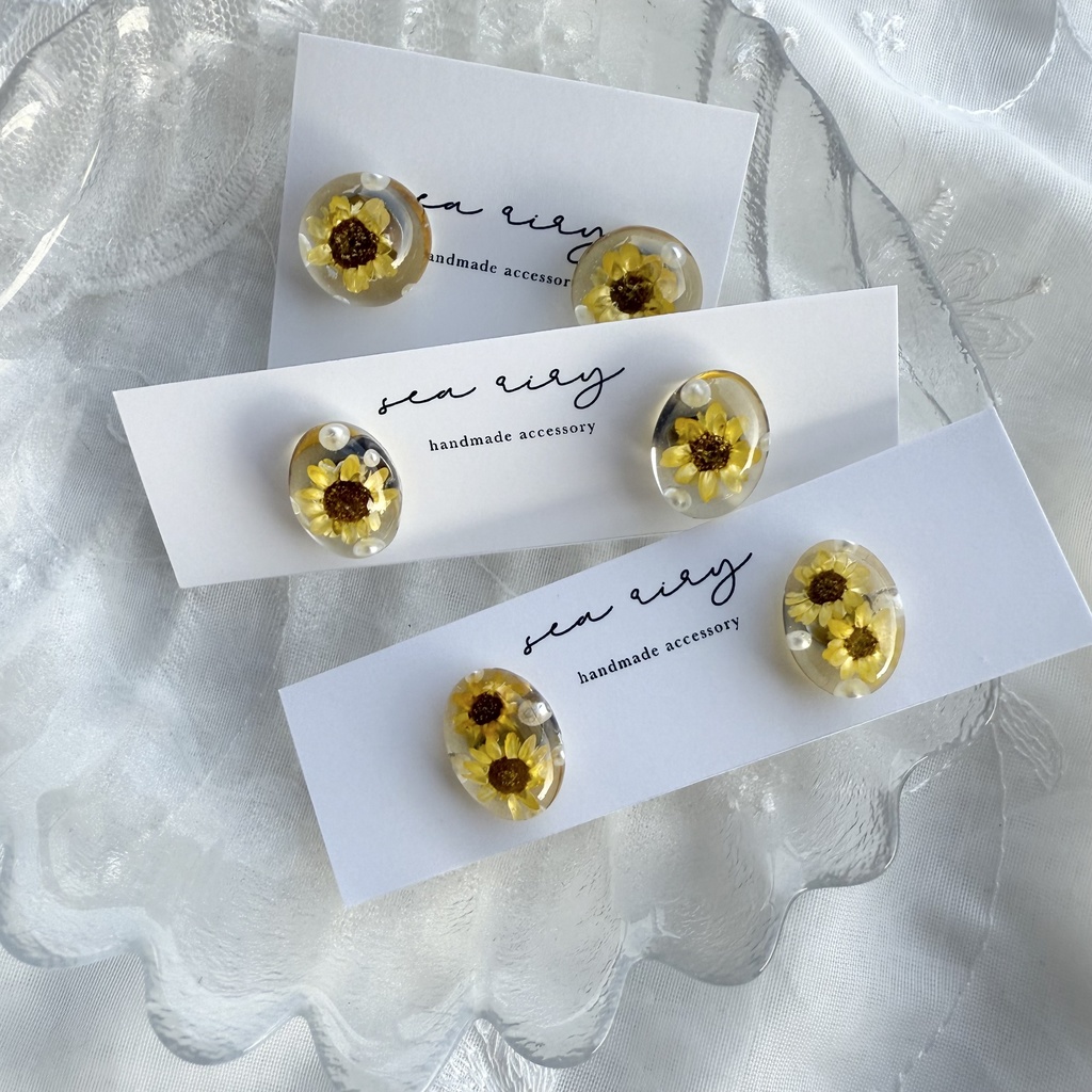 no.205 ちいさな向日葵のドームピアス ひまわり スターフラワー ドライフラワー パール ドーム ステンレス ピアス