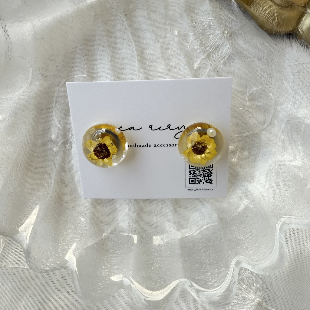 no.205 ちいさな向日葵のドームピアス ひまわり スターフラワー ドライフラワー パール ドーム ステンレス ピアス