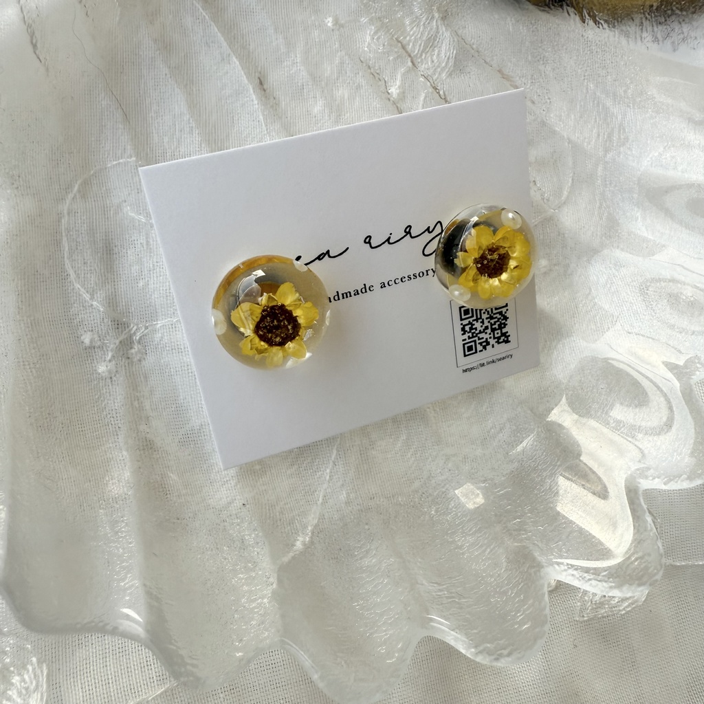 no.205 ちいさな向日葵のドームピアス ひまわり スターフラワー ドライフラワー パール ドーム ステンレス ピアス