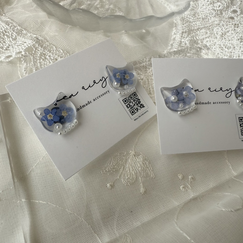 no.210 再販 勿忘草のねこちゃんピアス パール 忘れな草 ネコ 猫 フラワー ブルー クリア ステンレス ピアス