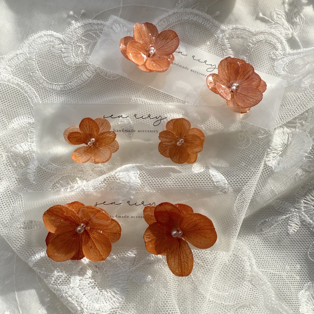 no.219 ブリックオレンジの紫陽花ピアス 秋色 オレンジ アジサイ