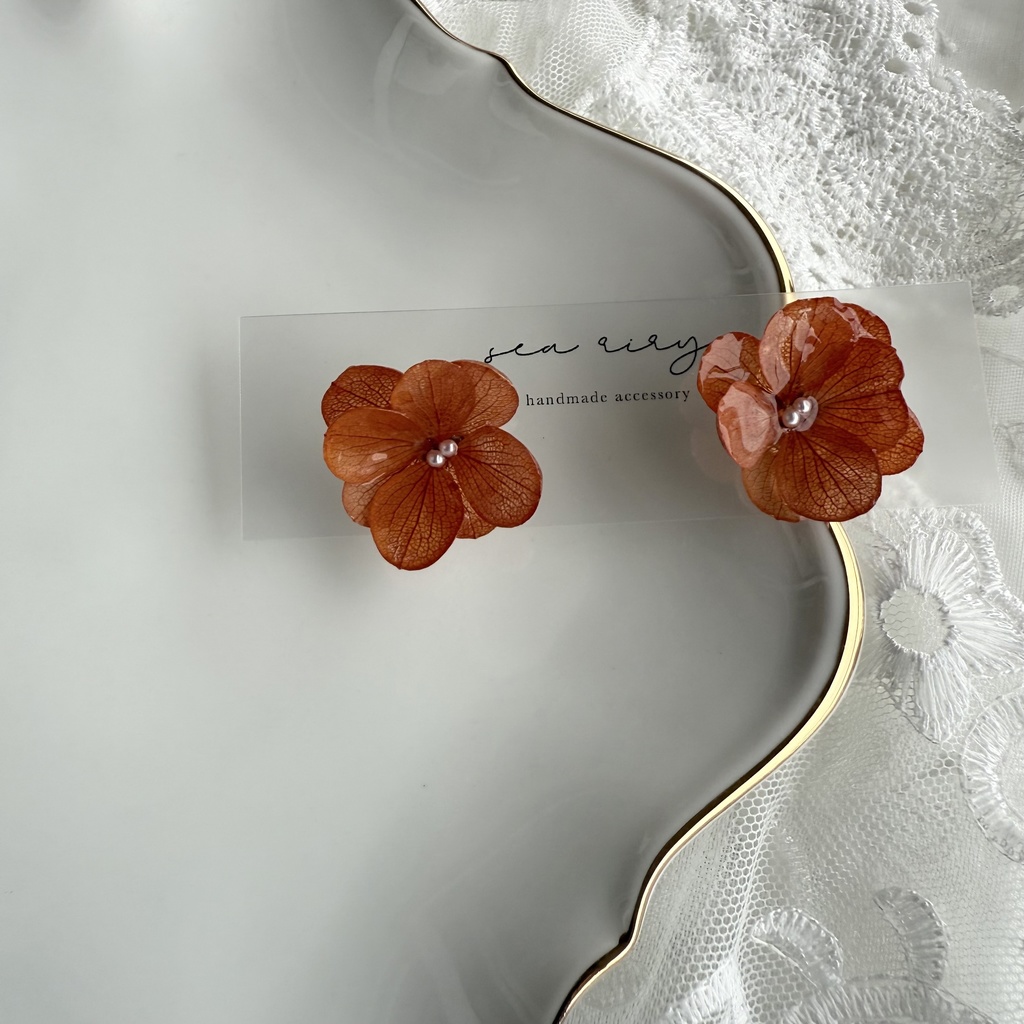 no.219 ブリックオレンジの紫陽花ピアス 秋色 オレンジ アジサイ