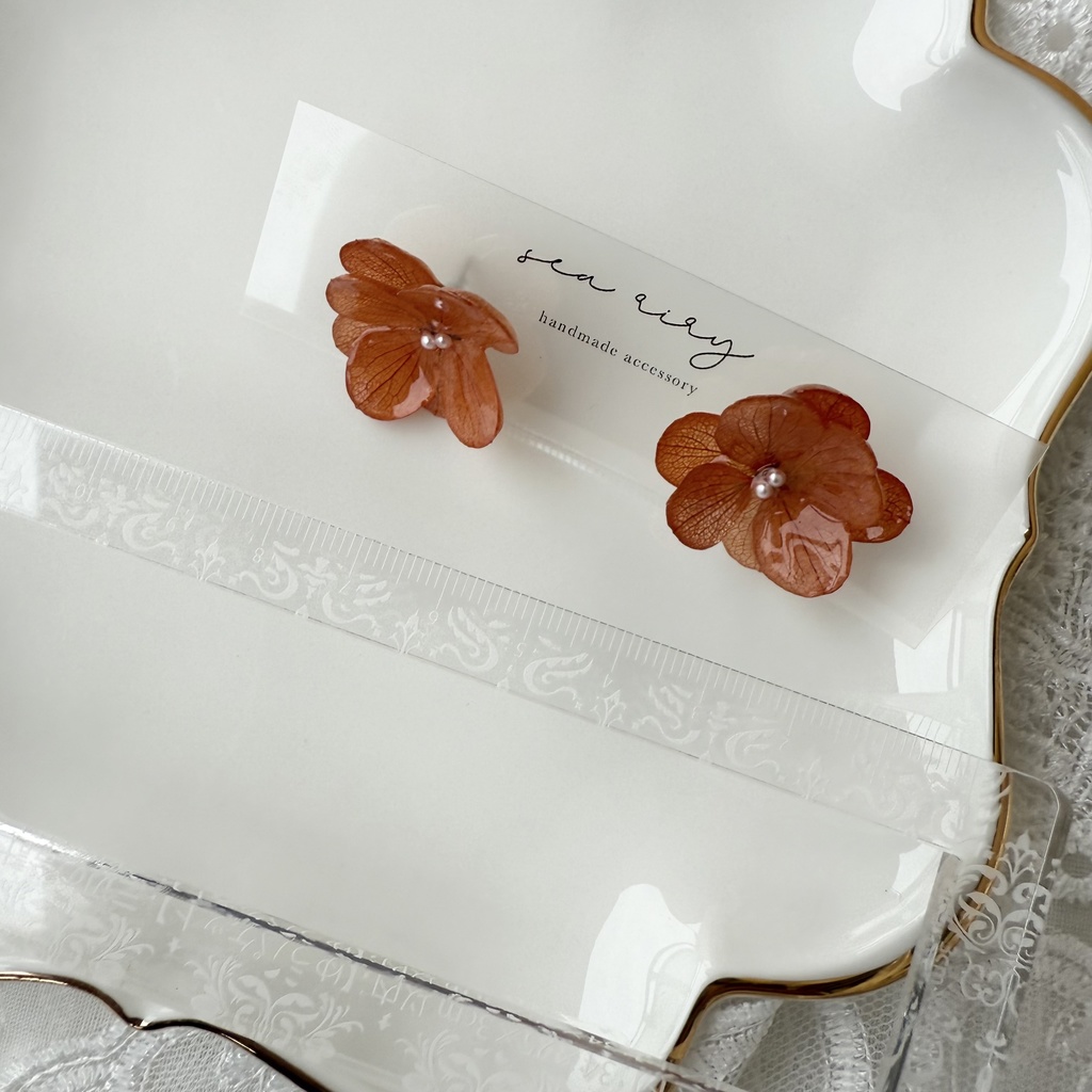 no.219 ブリックオレンジの紫陽花ピアス 秋色 オレンジ アジサイ