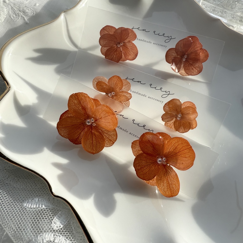 no.219 ブリックオレンジの紫陽花ピアス 秋色 オレンジ アジサイ