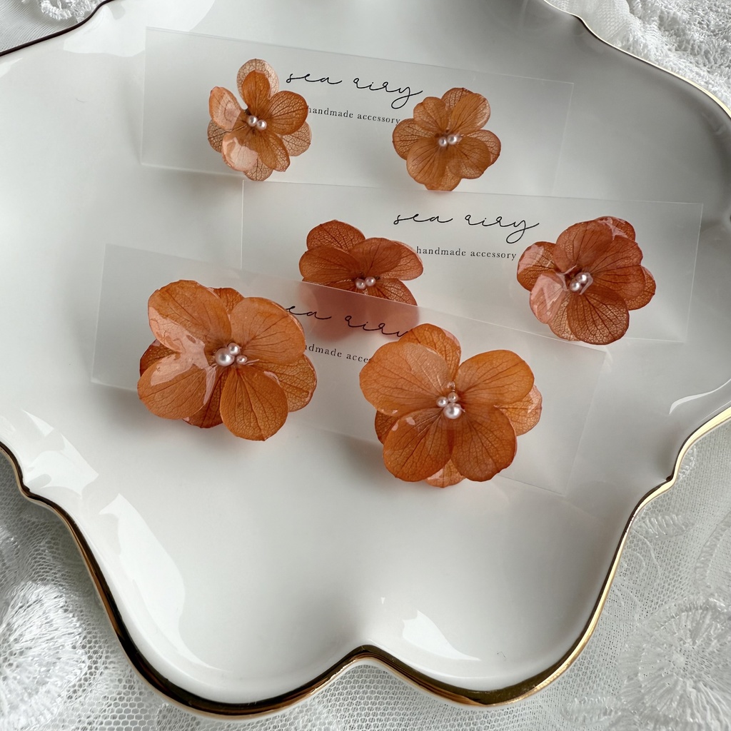 no.219 ブリックオレンジの紫陽花ピアス 秋色 オレンジ アジサイ