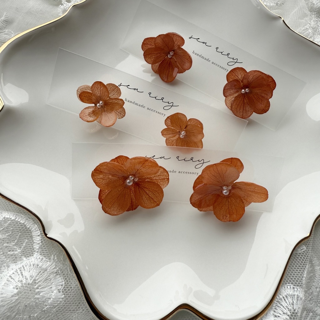 no.219 ブリックオレンジの紫陽花ピアス 秋色 オレンジ アジサイ