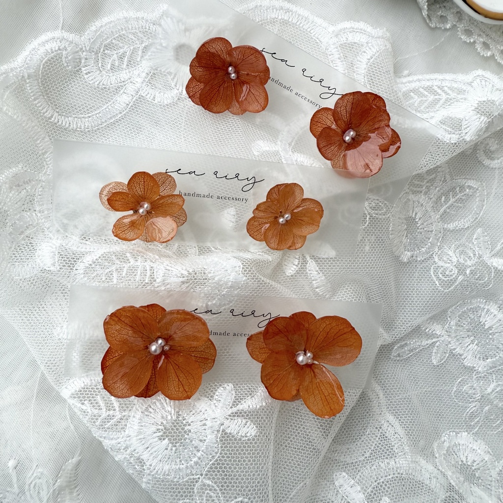 no.219 ブリックオレンジの紫陽花ピアス 秋色 オレンジ アジサイ