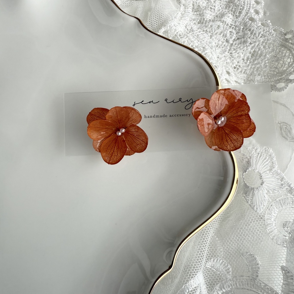 no.219 ブリックオレンジの紫陽花ピアス 秋色 オレンジ アジサイ