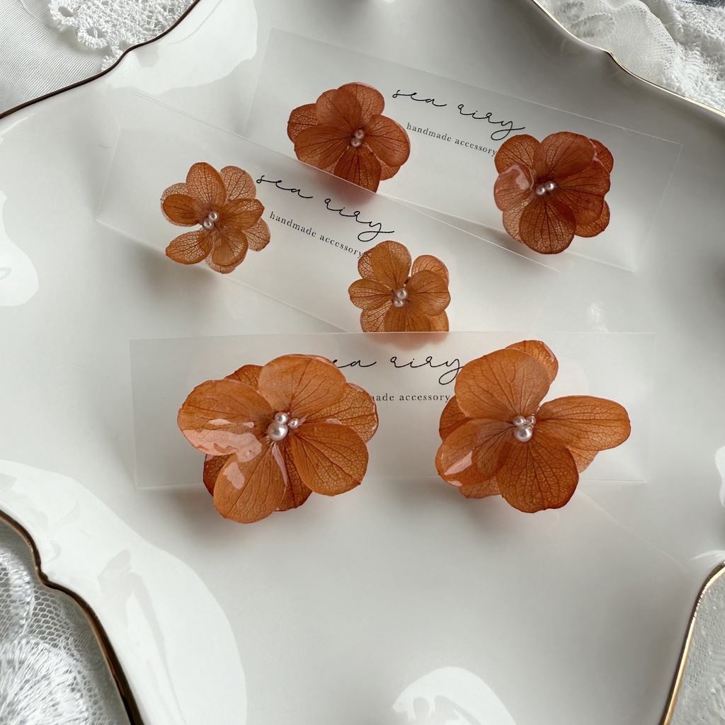 no.222 ブリックオレンジの紫陽花ピアス 秋色 オレンジ 本物のお花 アジサイ パール ステンレス ピアス