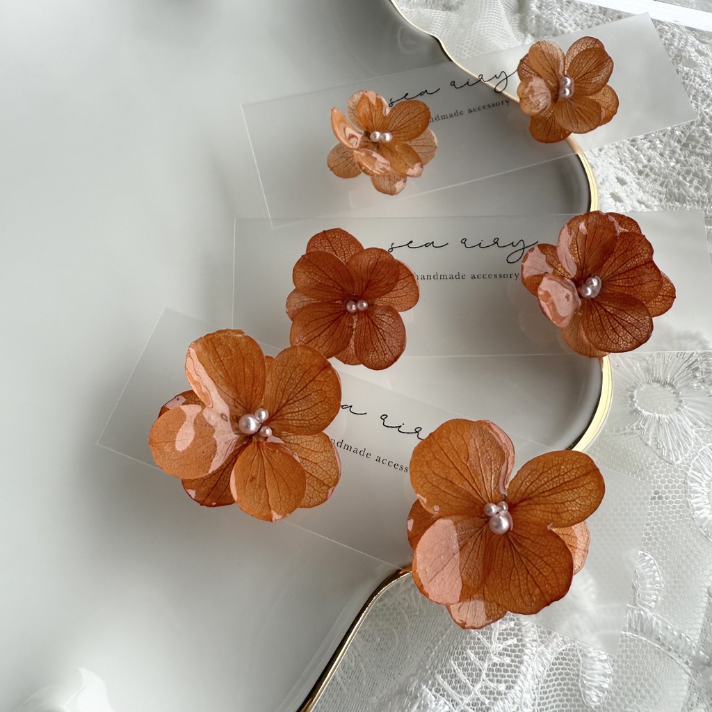 no.222 ブリックオレンジの紫陽花ピアス 秋色 オレンジ 本物のお花 アジサイ パール ステンレス ピアス