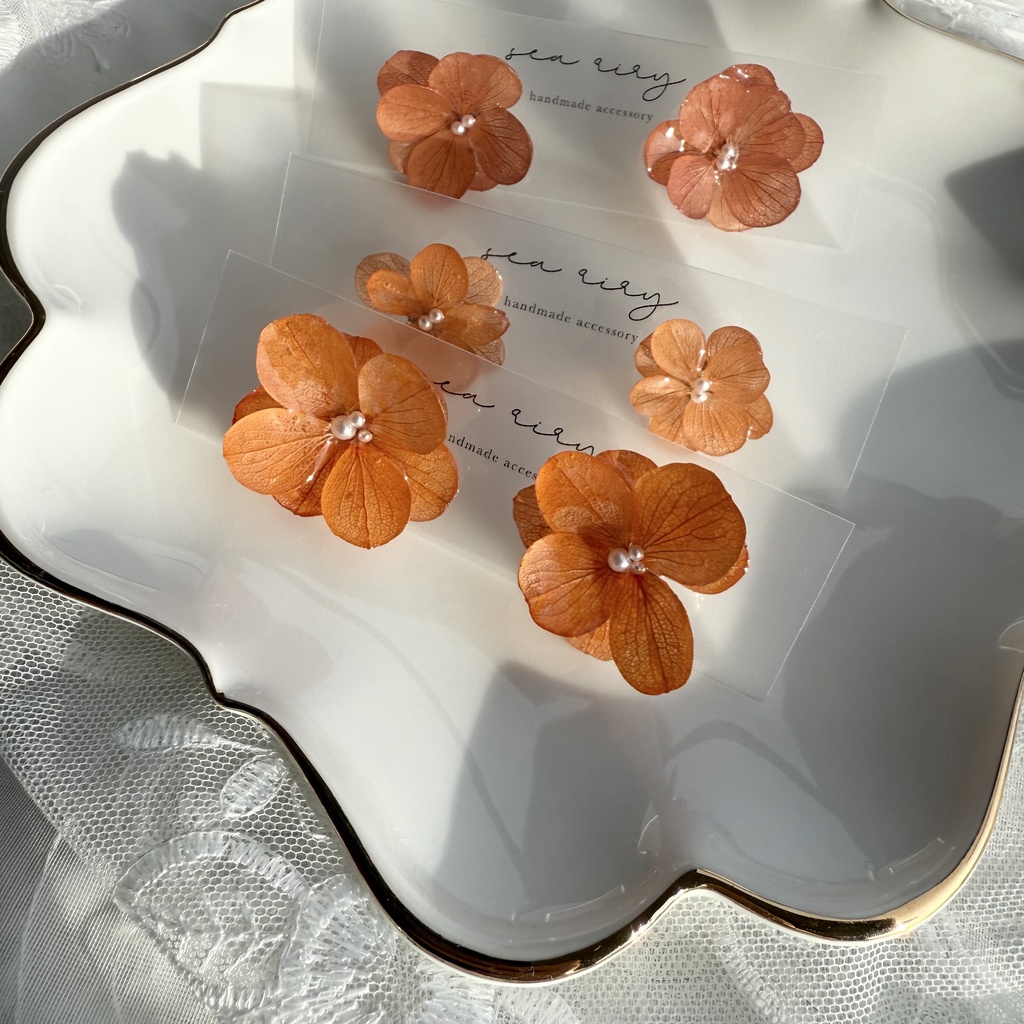 no.222 ブリックオレンジの紫陽花ピアス 秋色 オレンジ 本物のお花 アジサイ パール ステンレス ピアス
