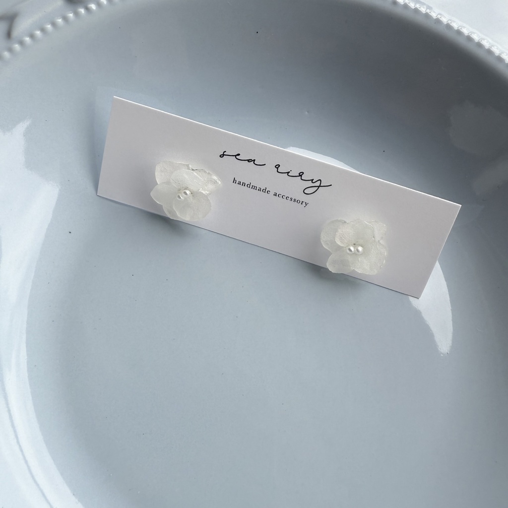 no.232  再販 ちいさなお花のピアス  ホワイトアナベル  本物のお花  アジサイ  パール  ステンレス  ピアス