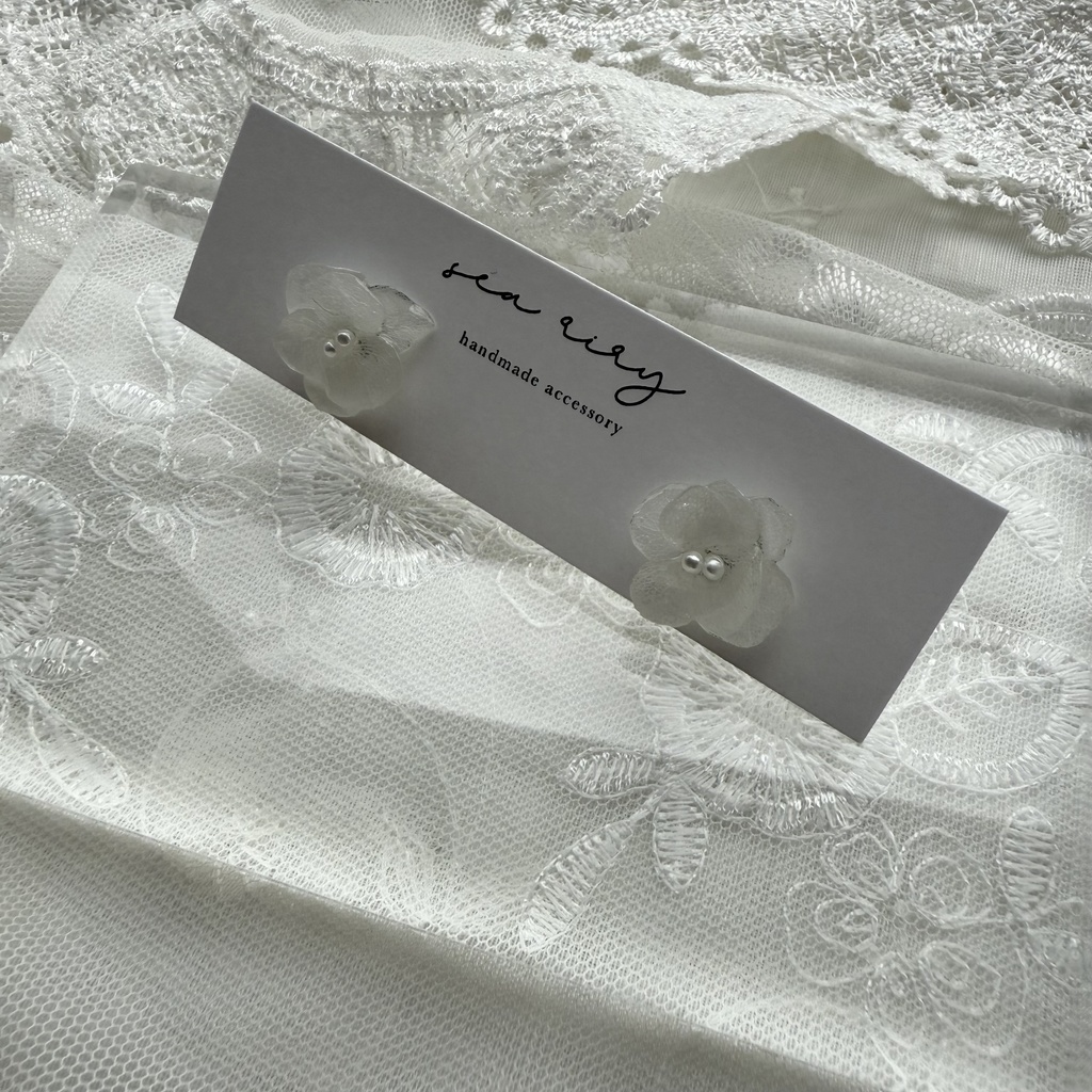 no.232  再販 ちいさなお花のピアス  ホワイトアナベル  本物のお花  アジサイ  パール  ステンレス  ピアス