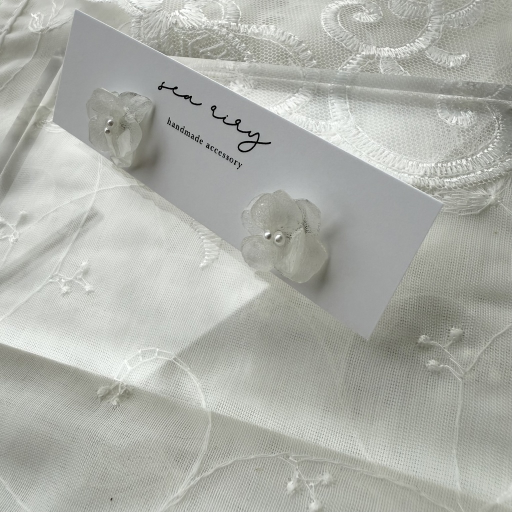 no.232  再販 ちいさなお花のピアス  ホワイトアナベル  本物のお花  アジサイ  パール  ステンレス  ピアス