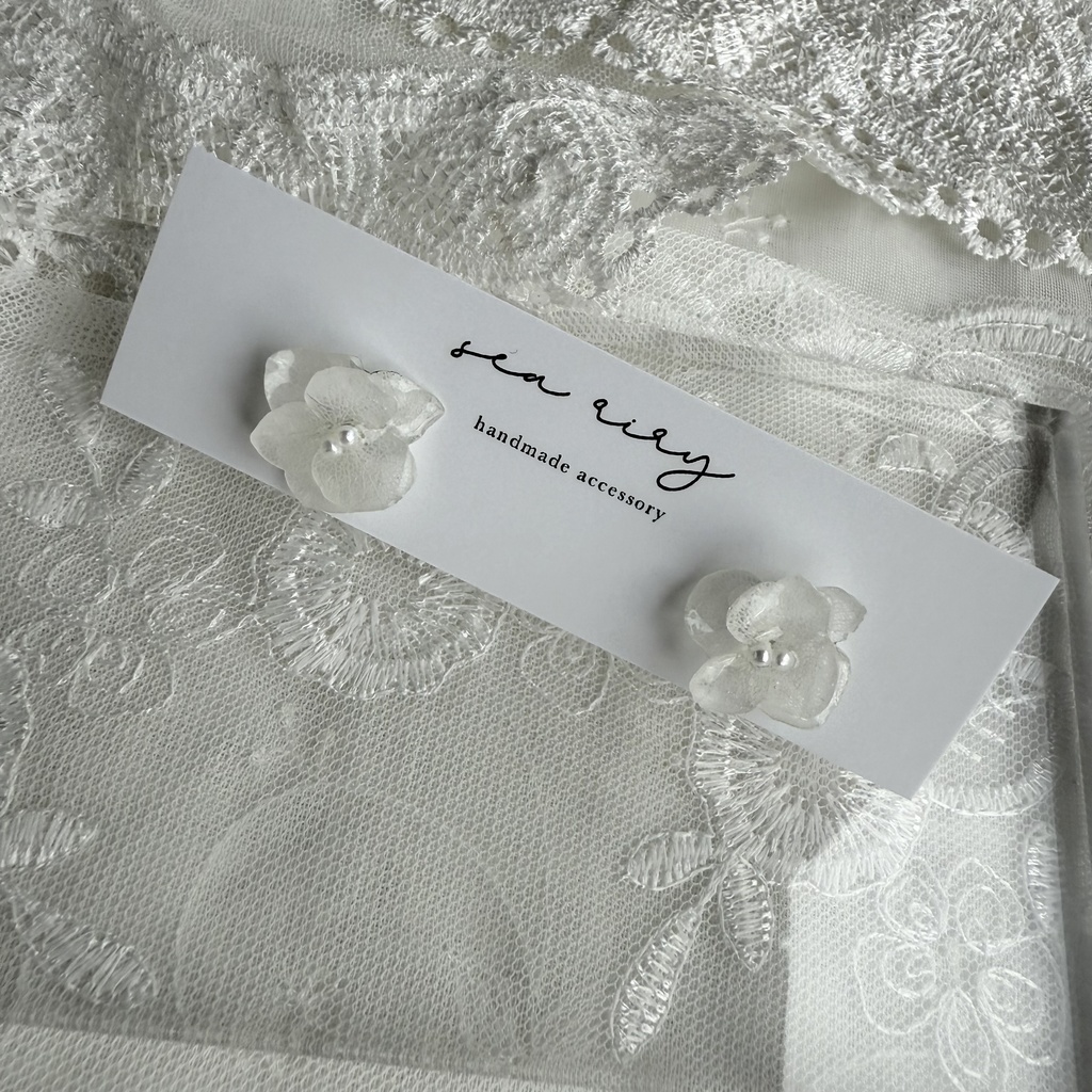 no.232  再販 ちいさなお花のピアス  ホワイトアナベル  本物のお花  アジサイ  パール  ステンレス  ピアス