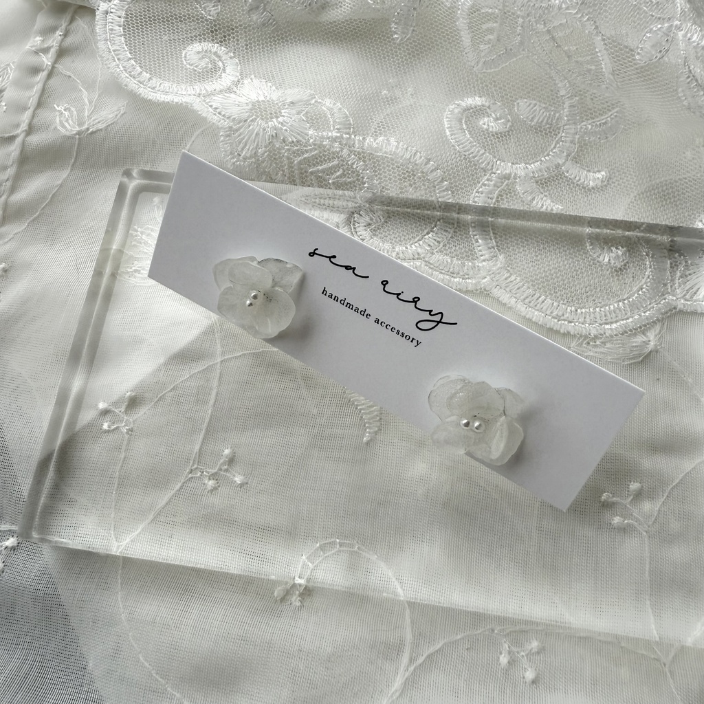 no.232  再販 ちいさなお花のピアス  ホワイトアナベル  本物のお花  アジサイ  パール  ステンレス  ピアス