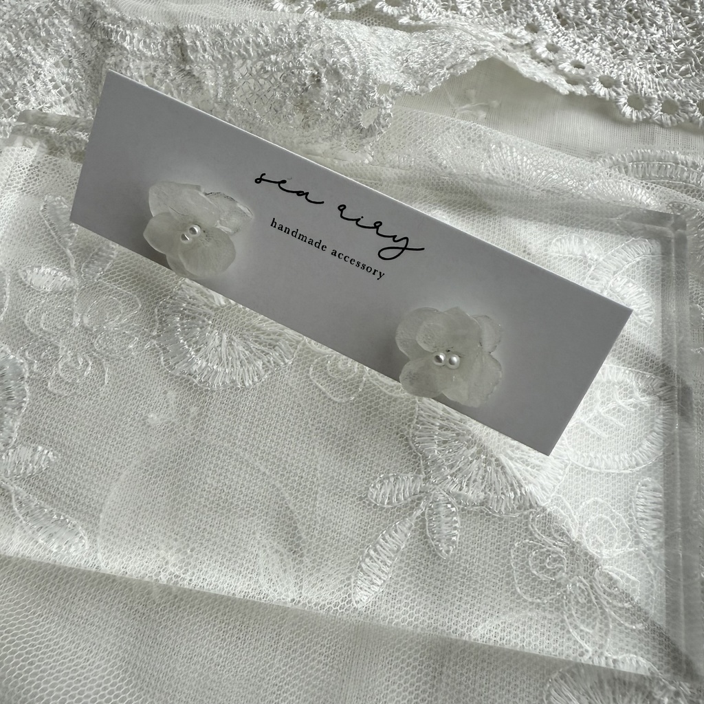 no.232  再販 ちいさなお花のピアス  ホワイトアナベル  本物のお花  アジサイ  パール  ステンレス  ピアス