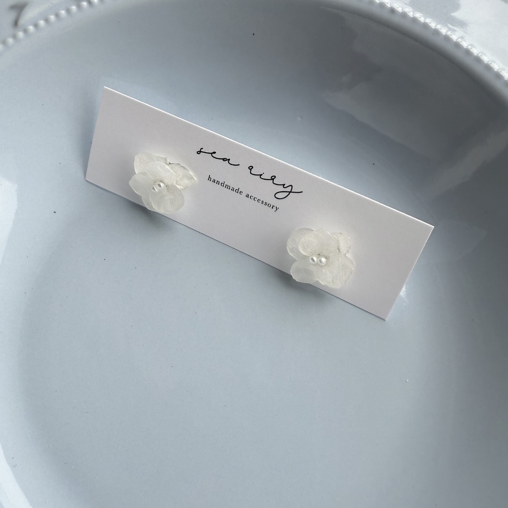 no.232  再販 ちいさなお花のピアス  ホワイトアナベル  本物のお花  アジサイ  パール  ステンレス  ピアス