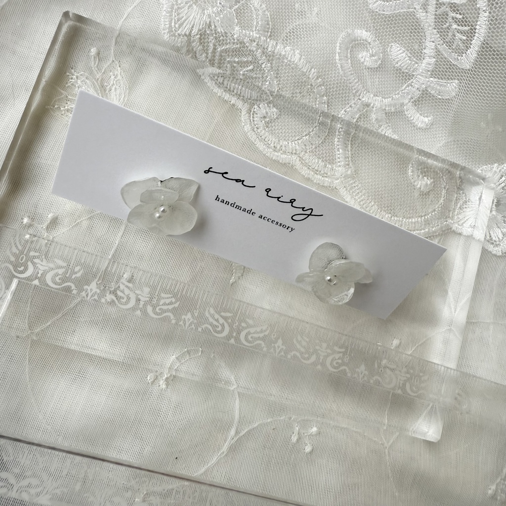 no.232  再販 ちいさなお花のピアス  ホワイトアナベル  本物のお花  アジサイ  パール  ステンレス  ピアス