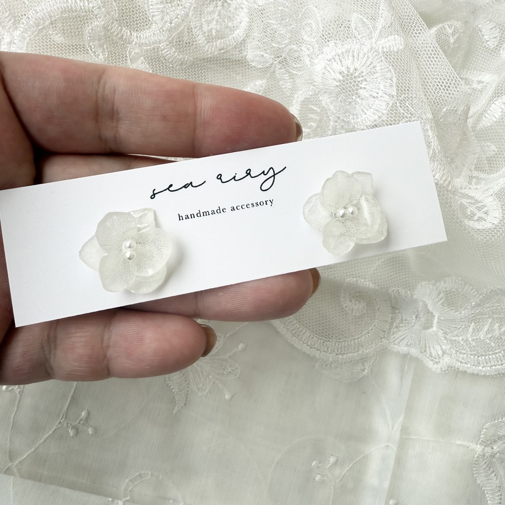 no.232  再販 ちいさなお花のピアス  ホワイトアナベル  本物のお花  アジサイ  パール  ステンレス  ピアス