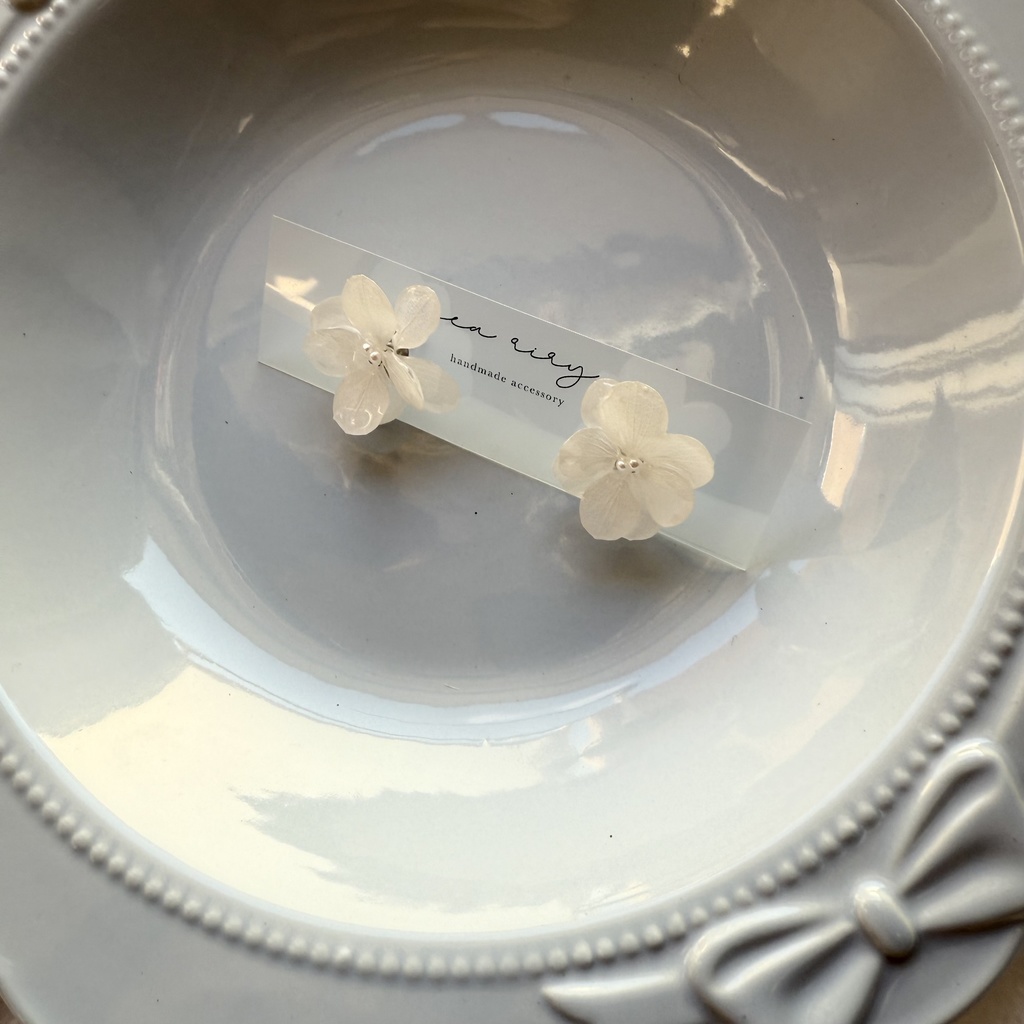 no.245 ホワイトの紫陽花ピアス アトランティスアジサイ ホワイト 白 パール アジサイ ステンレスピアス