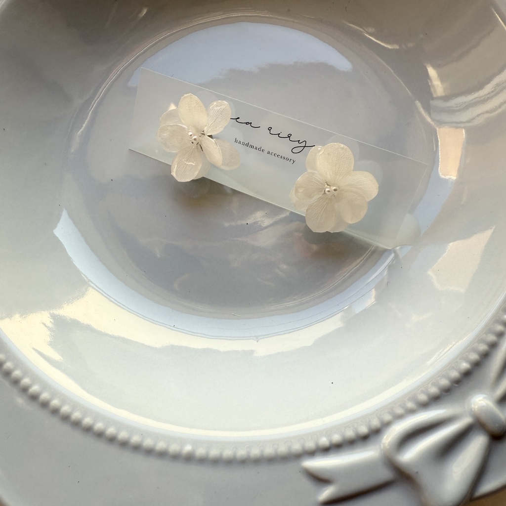 no.245 ホワイトの紫陽花ピアス アトランティスアジサイ ホワイト 白 パール アジサイ ステンレスピアス