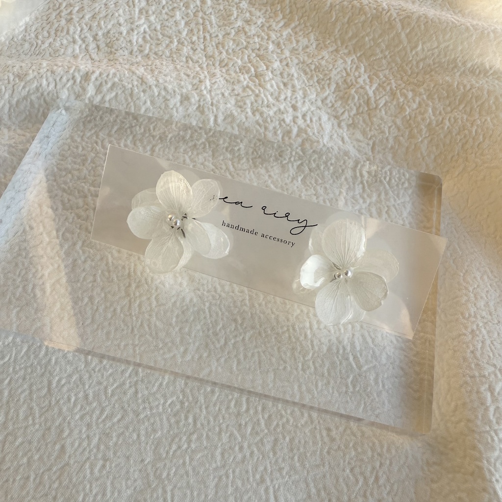 no.245  ホワイトの紫陽花ピアス  アトランティスアジサイ  ホワイト  白  パール  アジサイ  ステンレスピアス