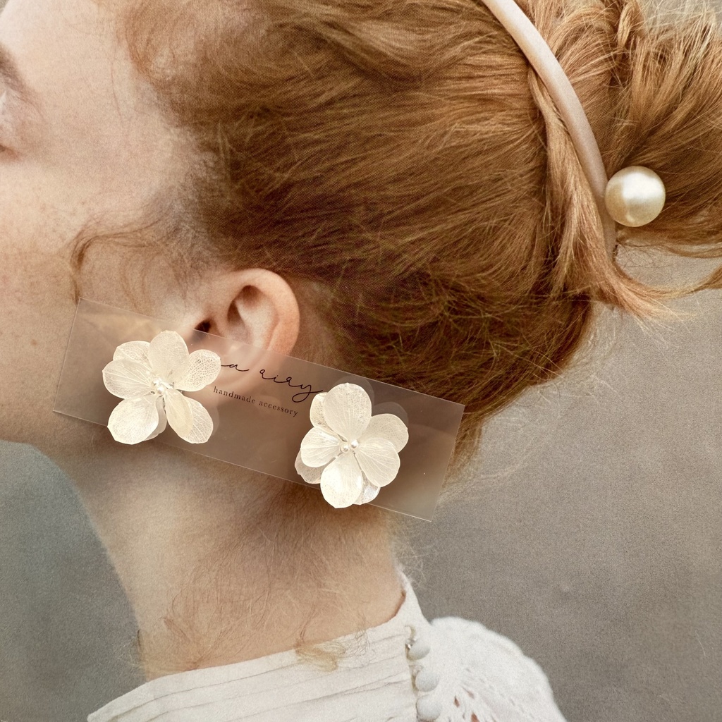 no.245 ホワイトの紫陽花ピアス アトランティスアジサイ ホワイト 白 パール アジサイ ステンレスピアス