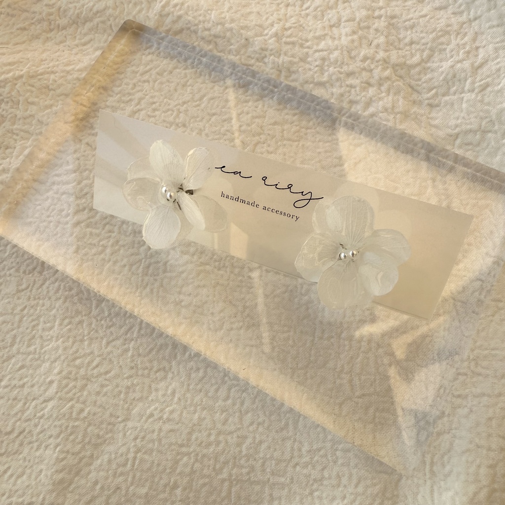 no.245 ホワイトの紫陽花ピアス アトランティスアジサイ ホワイト 白 パール アジサイ ステンレスピアス